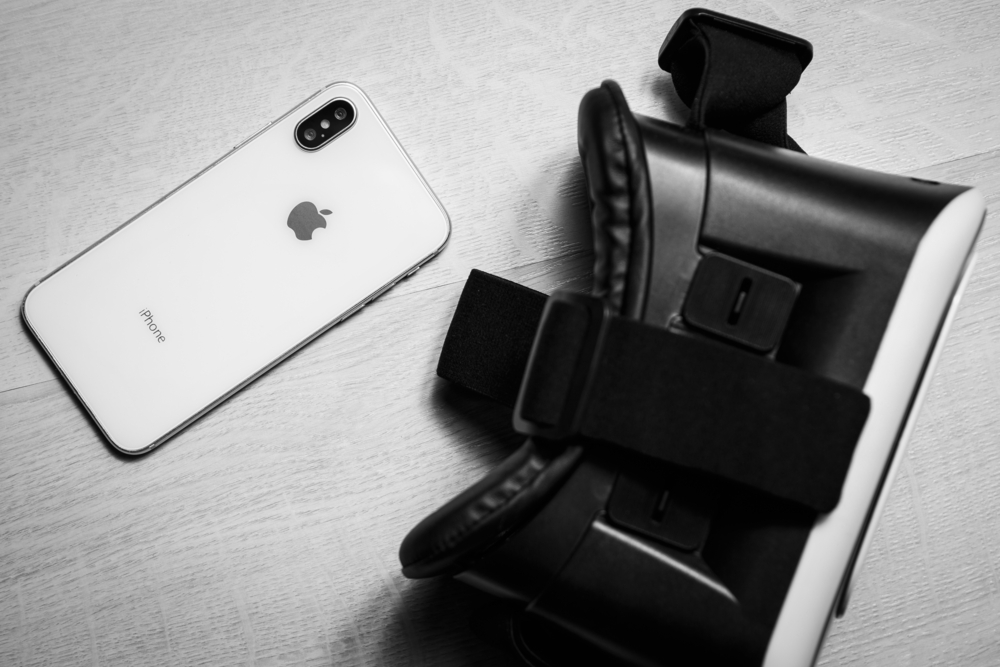 iPhoneはVRを見るのにもピッタリ？おすすめの理由と専用ゴーグル＆アプリをチェック！