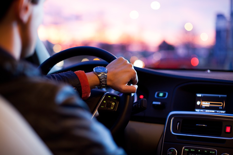 【FMトランスミッターおすすめ】Bluetooth対応も！スマホ・iPhoneの音楽を車で気軽に楽しむ